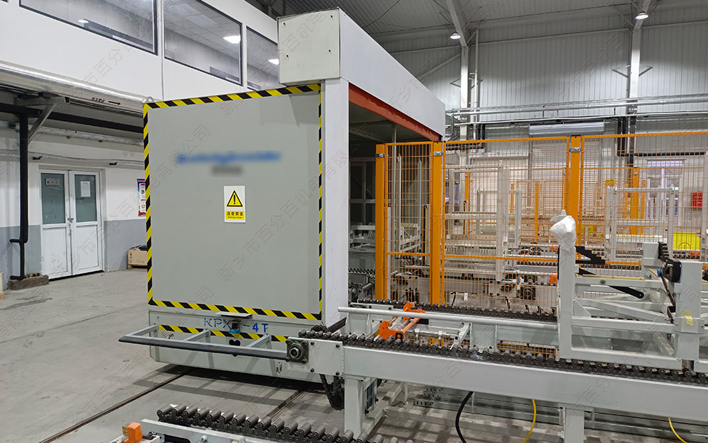 軌道式RGV運輸車，臺面加裝鏈條輸送裝置