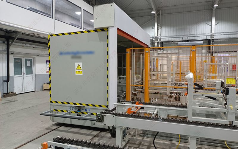 軌道式RGV運(yùn)輸車，臺(tái)面加裝鏈條輸送裝置