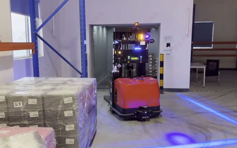 AGV智能搬運(yùn)機(jī)器人配套貨梯實(shí)現(xiàn)跨樓層搬運(yùn)